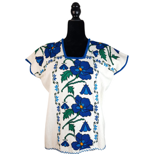 Huanengo Cocucho, blusa purépecha bordada en punto de cruz con grecas y flores.