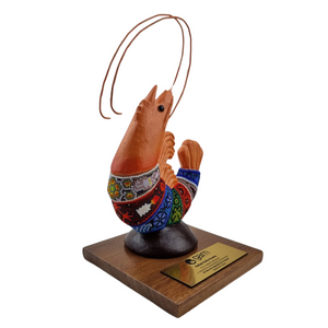 Reconocimiento con artesanía mexicana. Figura de barro, con forma de camarón decorado con arte wixárika, en trofeo con base de madera y placa metálica personalizada