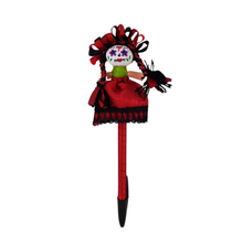 Cargar imagen en el visor de la galería, Pluma con muñequita de trapo otomí Lele catrina
