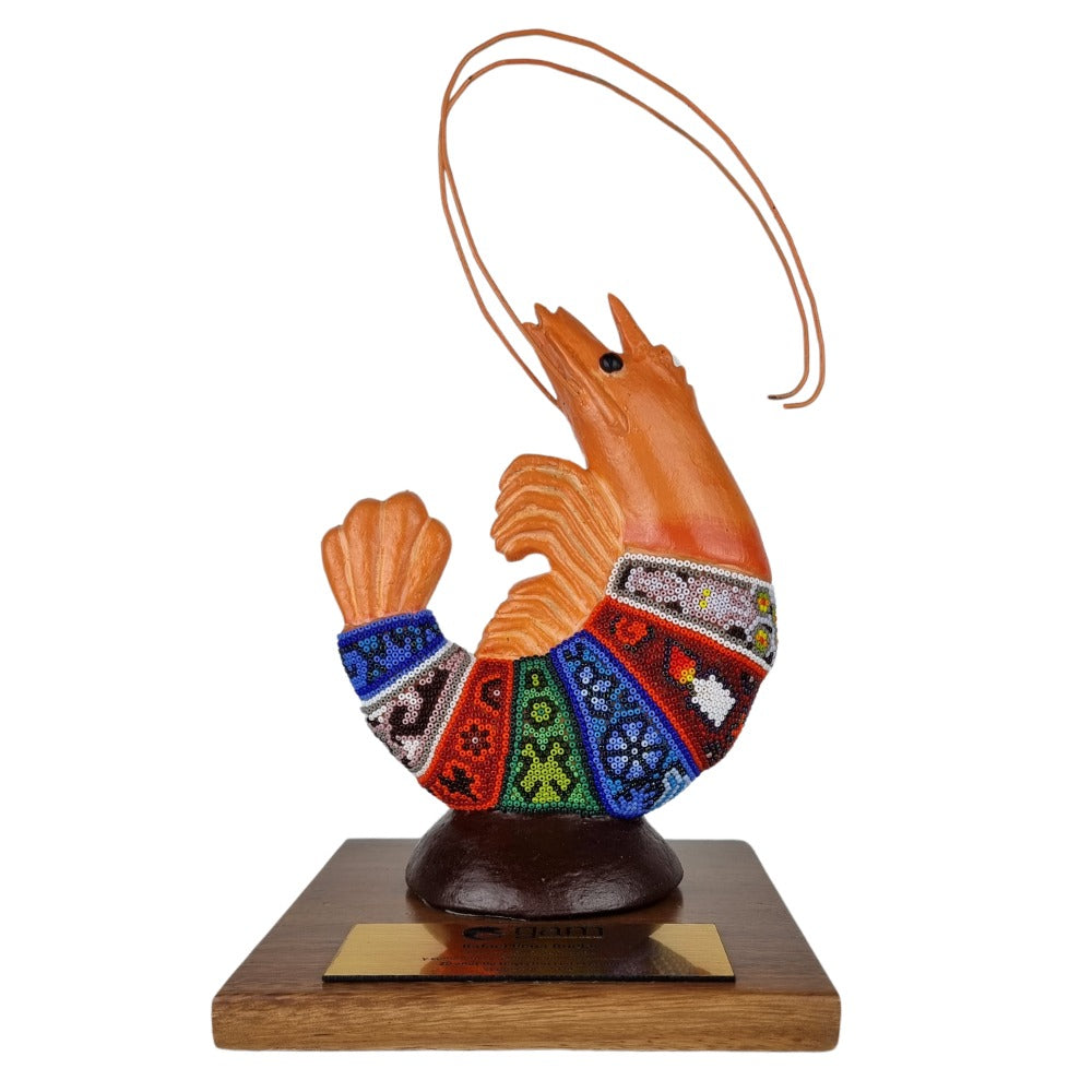 Reconocimiento con artesanía mexicana. Figura de barro, con forma de camarón decorado con arte wixárika, en trofeo con base de madera y placa metálica personalizada