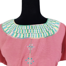 Cargar imagen en el visor de la galería, Blusa bordada Tzotzil Maya tradicional de Santa Martha Chiapas color rosa con detalles en tonos pastel en cuello y mangas
