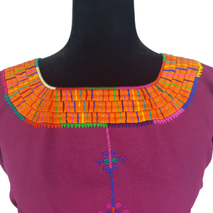 Blusa bordada Tzotzil Maya tradicional de Santa Martha Chiapas color morado con detalles de colores en cuello y mangas. Hecha por Oliverio Gómez