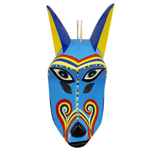 Máscara ceremonial de coyote con bigotes de arcoíris, capitán #1 del baile de los Morenos